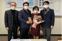 [중부일보]인구보건복지협회 경기도지회, 윤명희 모유사랑 아카데미 원장에 감사패 전달